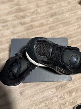 Unisex Black Kids Athletic Sneakers - Lightweight Comfort BNWOT AT-4/82